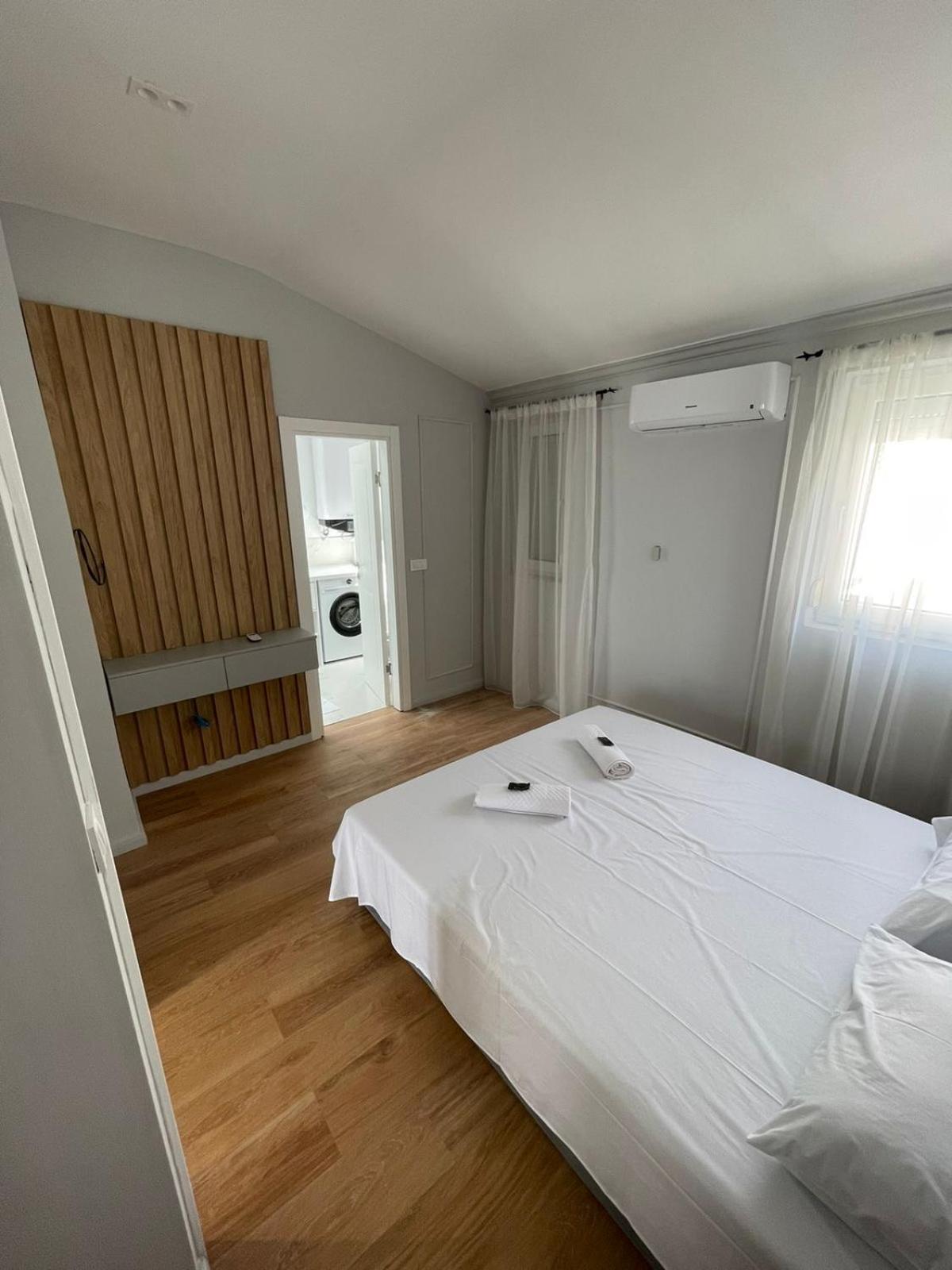 Lungomare Apartments Petrovac ภายนอก รูปภาพ